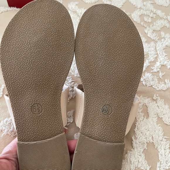 Cream Sandals - Liz Claiborne   Size 7 - Picture 4 of 4